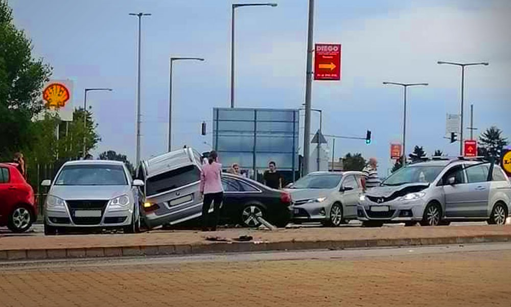 Tömegbalesetet okozott egy őrült BMW-s, aki átrepült az út túloldalára és négy autót tört össze