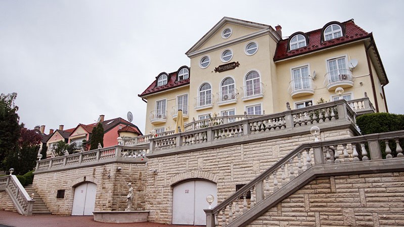 „Nem fizettek, mi pedig visszaléptünk” – Kordáék tulajdonában maradt a Korda-villa