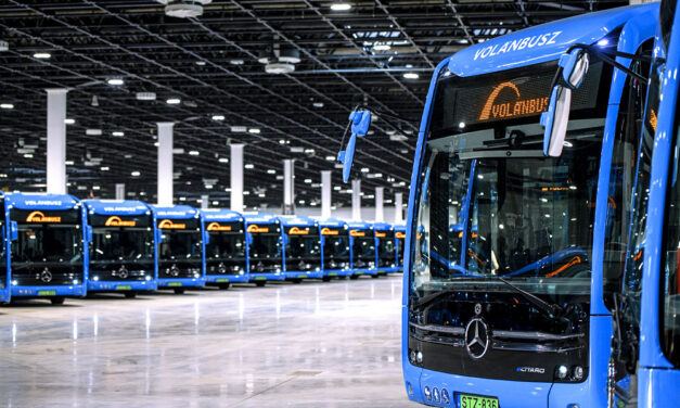 Megjöttek a halkan suhanó elektromos buszok az agglomerációba, közben bejelentették, elképesztően sok pénzt: 6 ezer milliárd forintot költenek vasútfejlesztésre