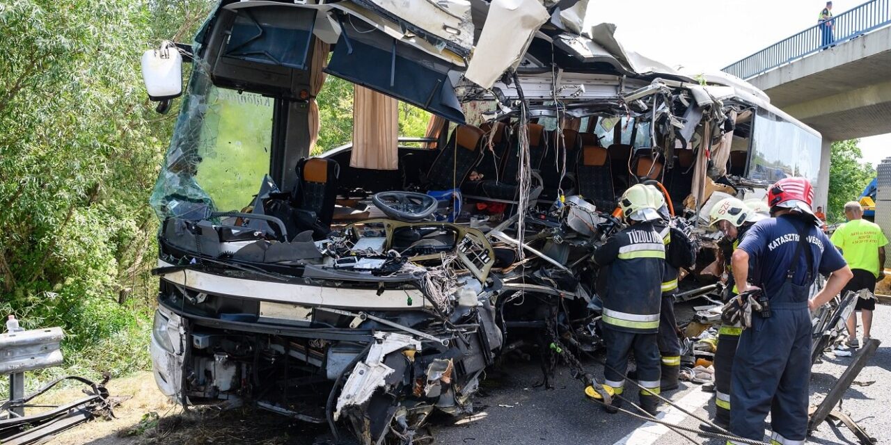 „Hallottam a sikolyokat, és próbáltam minél több embert kimenteni” – megszólalt a Szabadbattyánnál történt buszbalesetet túlélt sofőr, a tragédiában 9-en haltak meg