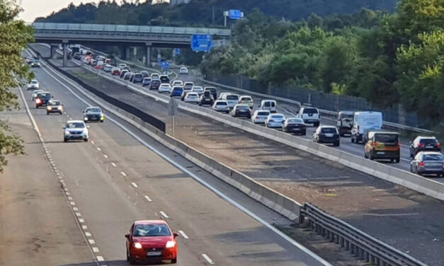 Egymásba rohant két autó az M7-esen, ötkilométeres a torlódás a Balaton irányába