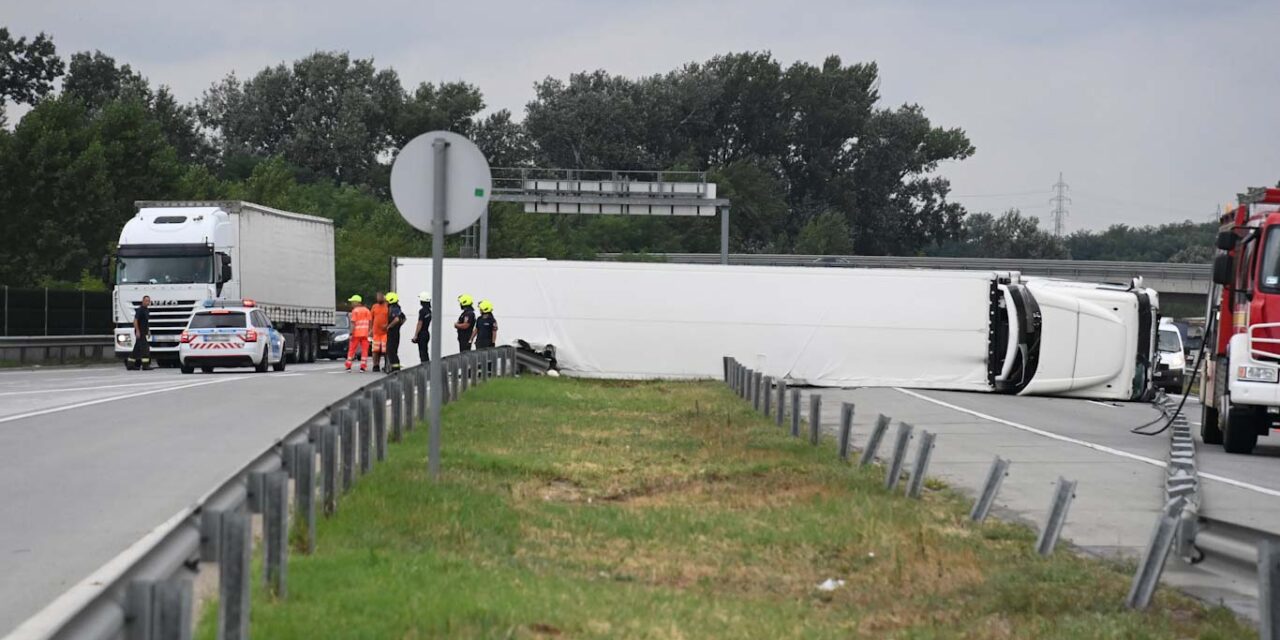 Féltucat baleset Budapest környékén, egy román kamion felborulására egyelőre nincs érdemi magyarázat
