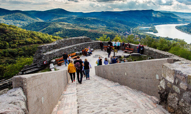 Kamu utazásokat szervezett nyugdíjasoknak a szélhámos nő, 110 embert vert át, egy buszos céget is milliókkal károsított meg