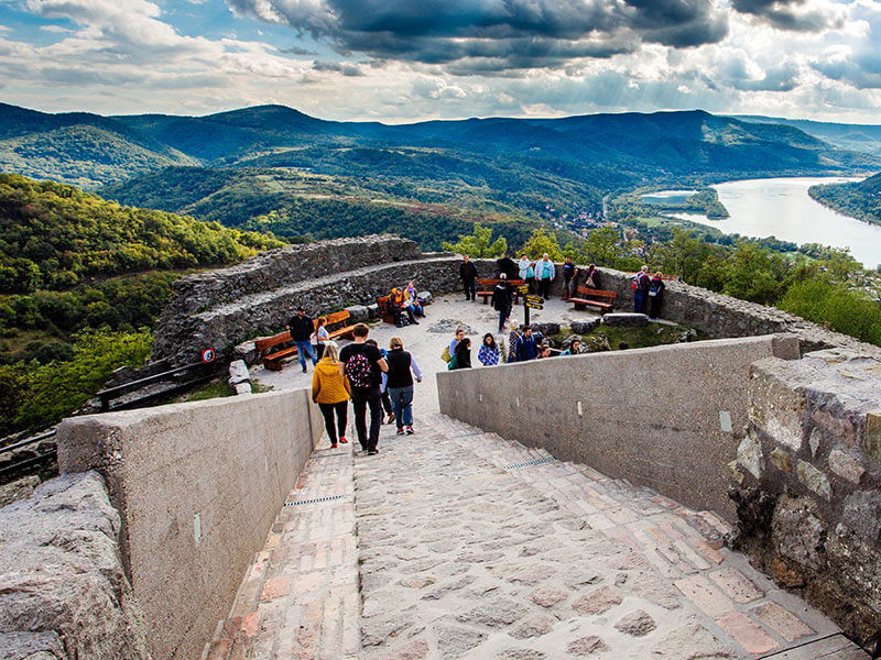 Kamu utazásokat szervezett nyugdíjasoknak a szélhámos nő, 110 embert vert át, egy buszos céget is milliókkal károsított meg