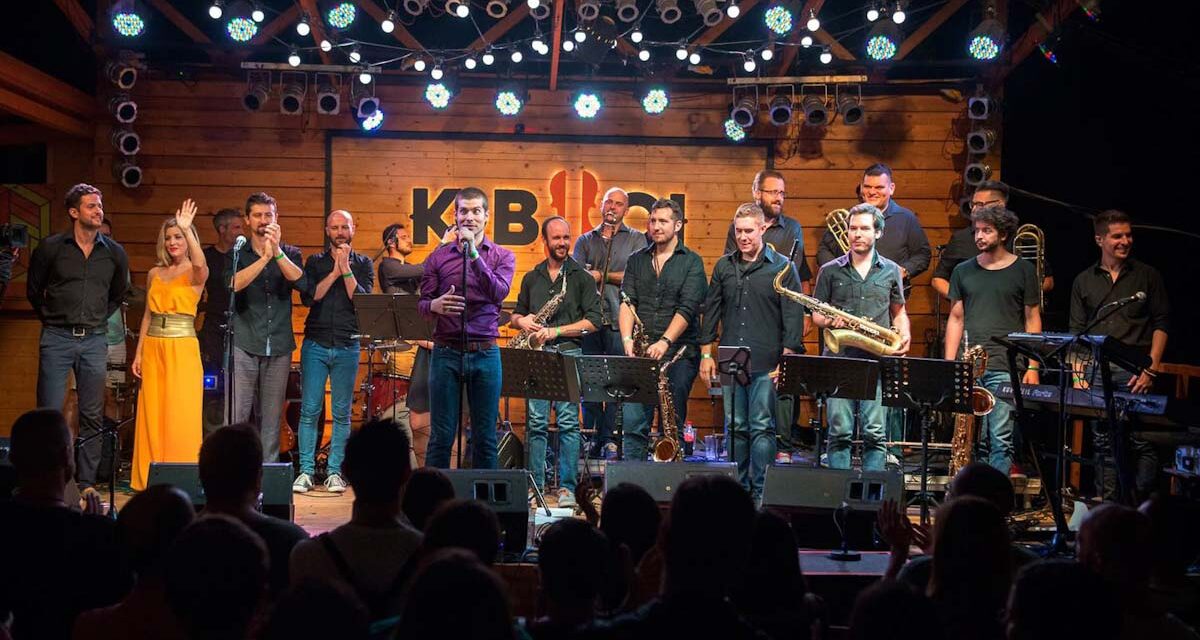 Junk Big Band a Kobuciban, comedy a Mex Rádióban, mester karmesterek, térkövetelő tárgyak és új könyvtárak – színes szerdai progamajánló