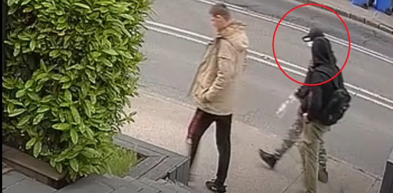 Elkötöttek egy autót Pest megyében, majd a benne talált bankártyákkal vásároltak a Kolosy téren – Ezt két fért keresik most a zsaruk – fotók, videó