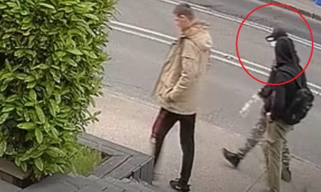 Elkötöttek egy autót Pest megyében, majd a benne talált bankártyákkal vásároltak a Kolosy téren – Ezt két fért keresik most a zsaruk – fotók, videó