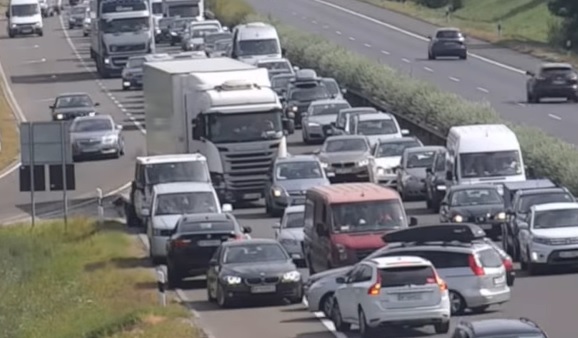 Döbbenetes felvételek: sokan jó ötletnek gondolják megfordulni az autópályán – Ne tudd meg, mi volt a hétvégén az M1-esen és az M3-ason