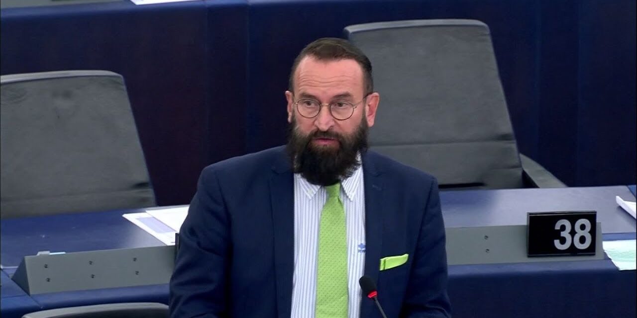 Szájer József perel a Blikkben róla megjelenő fotók miatt