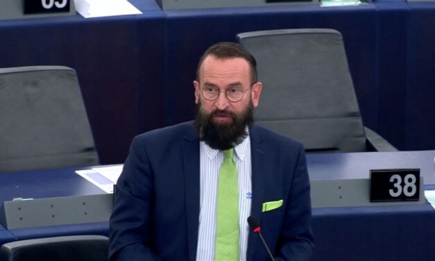 Szájer József perel a Blikkben róla megjelenő fotók miatt
