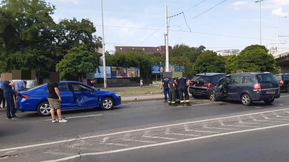 Négyes karambol a Hungária körútnál, szép autók törtek össze