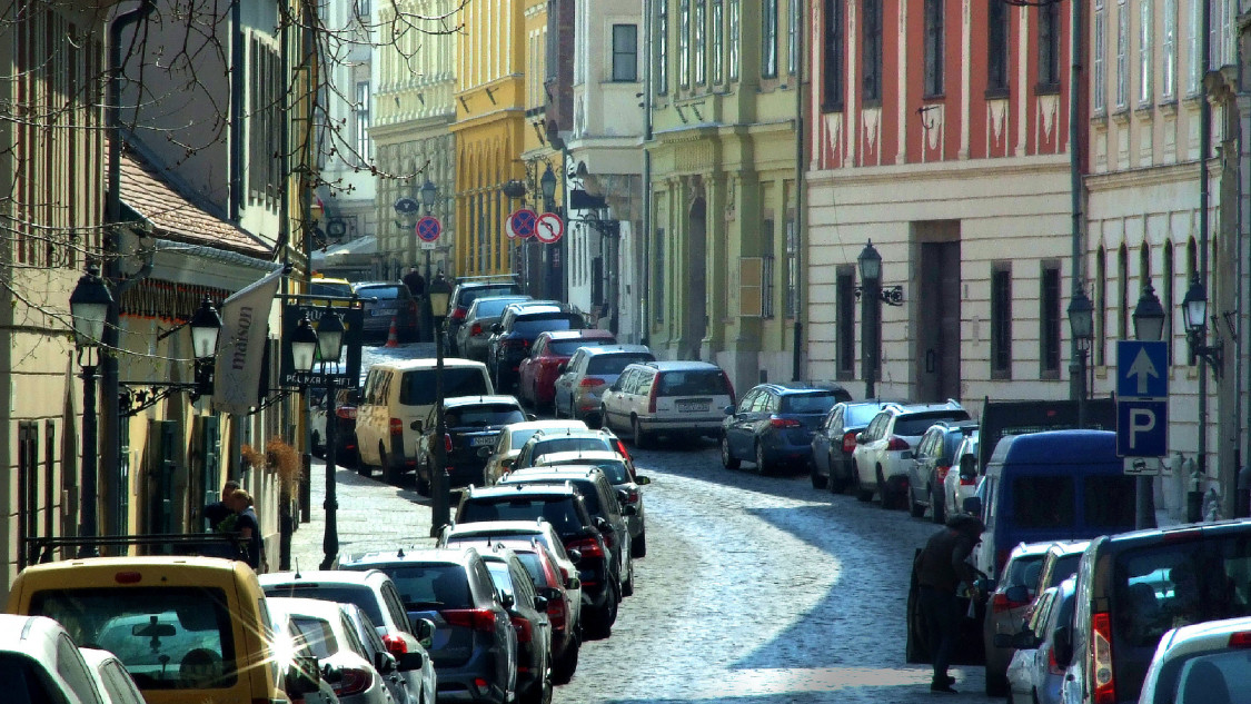 Új parkolási rendszer a 2. kerületben: brutálisan megemeli az önkormányzat az árakat, cserében ingyen BKK bérletet ad azoknak a helyieknek, akik lemondanak a parkolásról