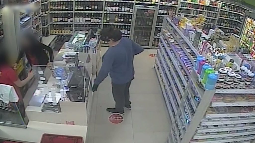 Parókát, álhasat és maszkot is viselt a józsefvárosi rabló, mégis elkapták – videó