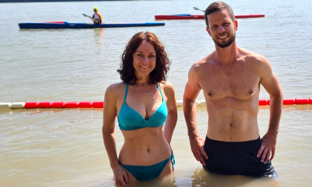 Bikiniben pózol Szabó Tímea és felsőtestet villant Tordai Bence a Római-parti strandon