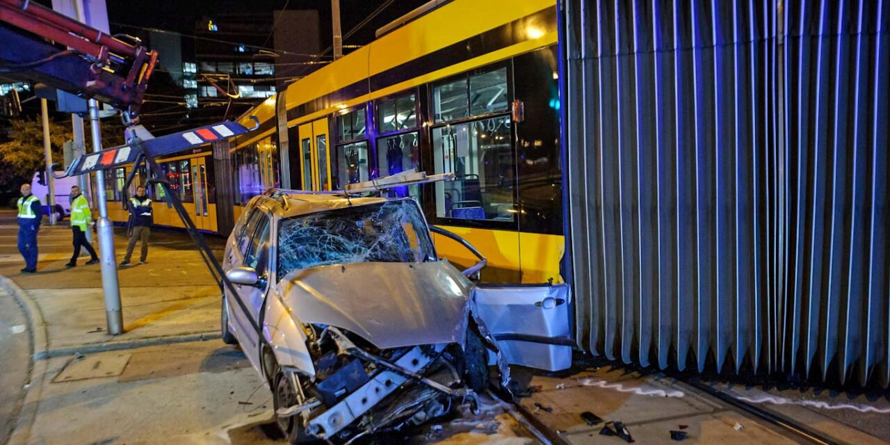 Keresztbe állt az úttesten miután az éjjel kisiklott a 4-6-os villamos, egy ember megsérült