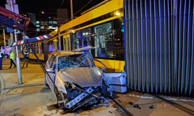 Keresztbe állt az úttesten miután az éjjel kisiklott a 4-6-os villamos, egy ember megsérült