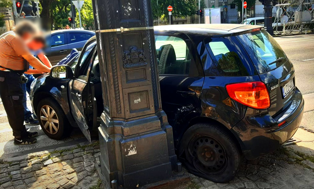 Nekicsapódott a kandelábernek a Suzuki az Andrássy úton, az Eucharisztikus Világkongresszust okolta a sofőr