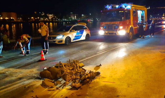 Fékezés nélkül a terepjárónak csapódott a motoros, az ütközés erejétől lángra lobbant a motor