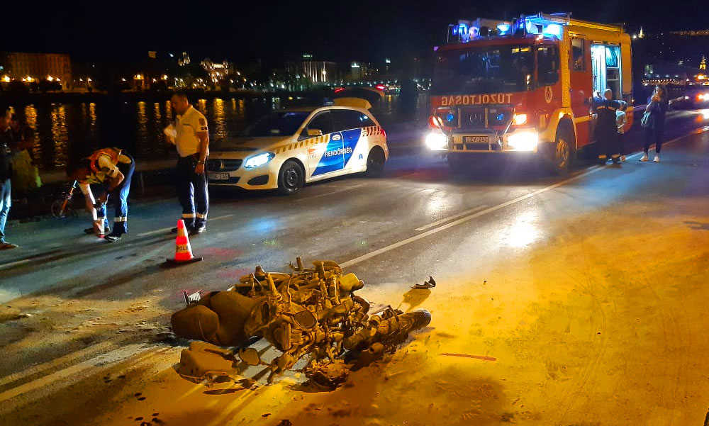 Fékezés nélkül a terepjárónak csapódott a motoros, az ütközés erejétől lángra lobbant a motor