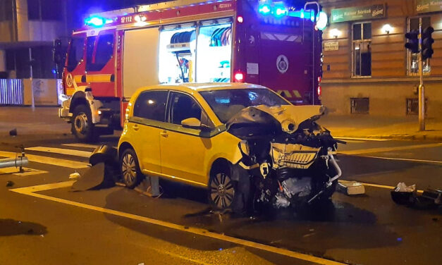 Letarolt egy járdaszigetet a piás sofőr, nem sok maradt a bérautóból