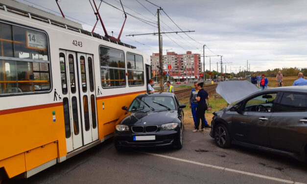 A BMW-s nőt nem érdekelte a stop-tábla, de jött a villamos, amely nagyobb volt nála