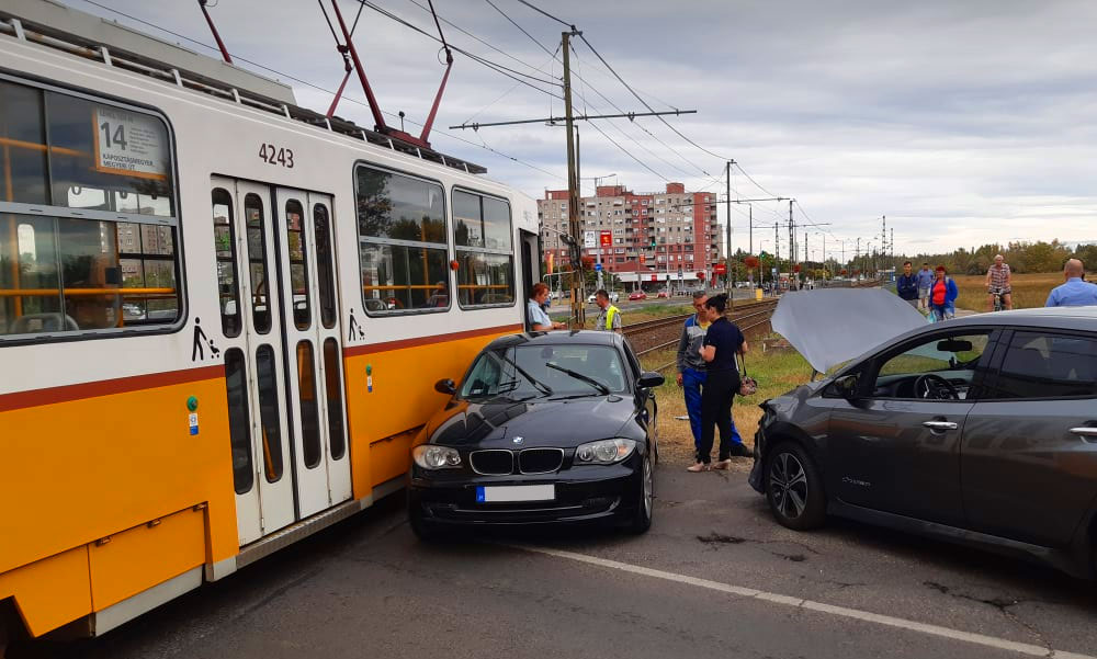 A BMW-s nőt nem érdekelte a stop-tábla, de jött a villamos, amely nagyobb volt nála