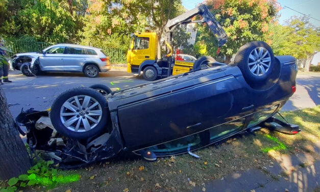 Az oldalán csúszott, majd fejre állt a Passat, két kisgyermek ült a hátsó ülésen