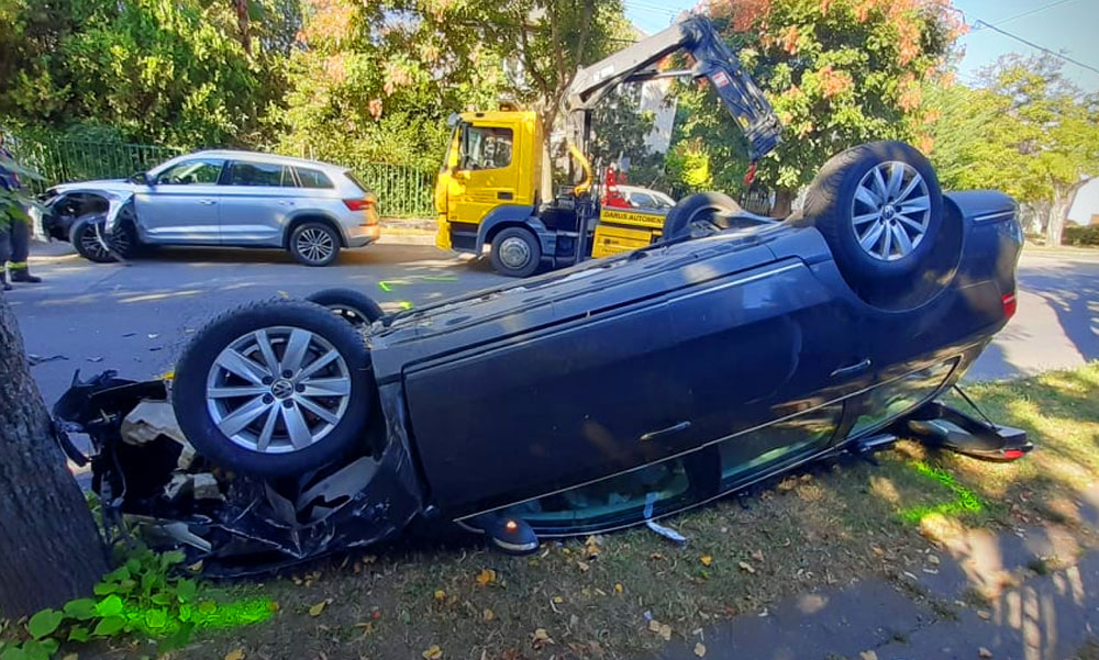 Az oldalán csúszott, majd fejre állt a Passat, két kisgyermek ült a hátsó ülésen