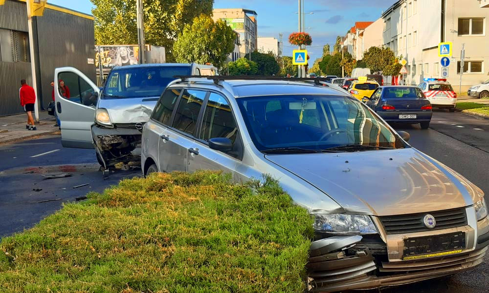 Megszeppenve szorította testvére kezét a kislány, miután az autójukba belerohant egy mikrobusz