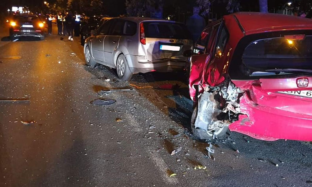 Fékezés nélkül csapódott az utcán parkoló autóknak a Volvo, 5 járművet tört össze a sofőr