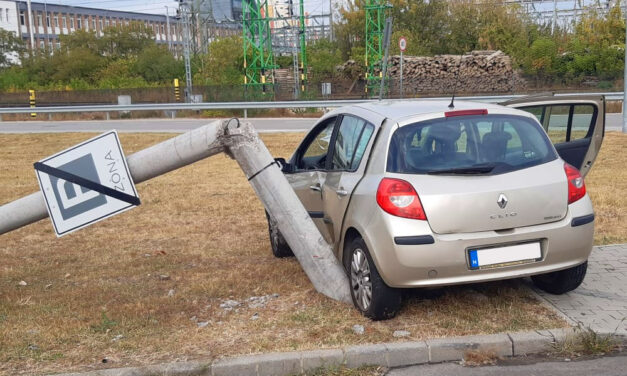Gyufaszálként tört ketté a beton villanyoszlop, akkora erővel csapódott neki a Renault, kirobbantak a légzsákok