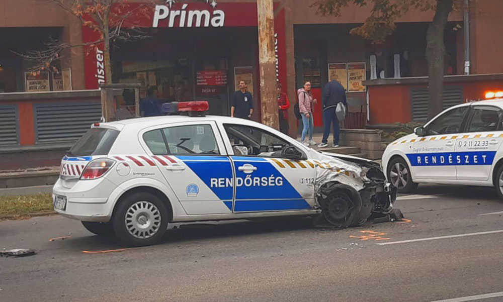 Tömegbaleset Budapesten, egy szirénázó rendőrautó is összetört, az egyenruhásokat a mentők vizsgálták meg a helyszínen