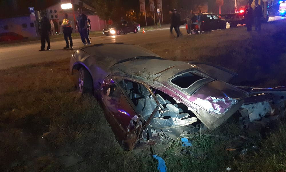 Drámai baleset: Kettészakadt az autó, a sofőrt és utasát életveszélyes sérülésekkel vitték kórházba