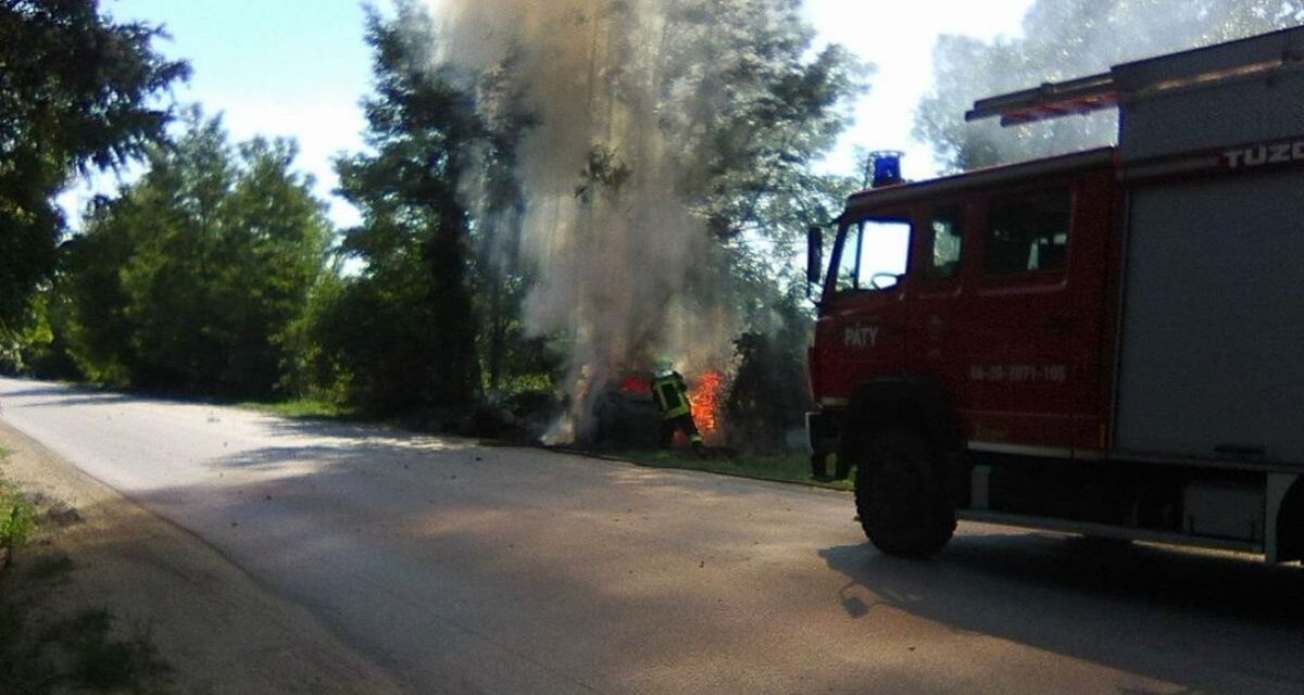 Kigyulladt egy autó Páty és Biatorbágy között – fotó a helyszínről