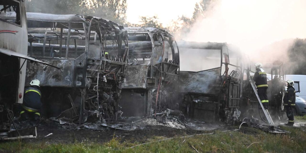 Buszok semmisültek meg a tomboló tűzben Dunavarsányban