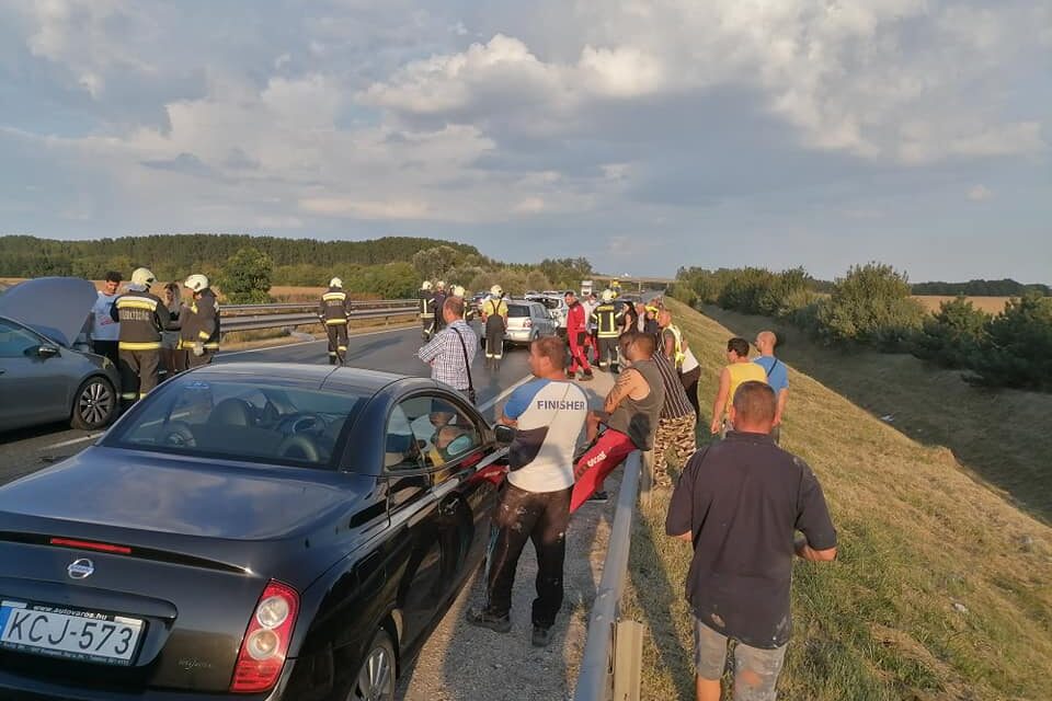 Tömegbaleset az M4-es autóúton, mentőhelikopter is érkezett a helyszínre, egy gyereket vittek kórházba