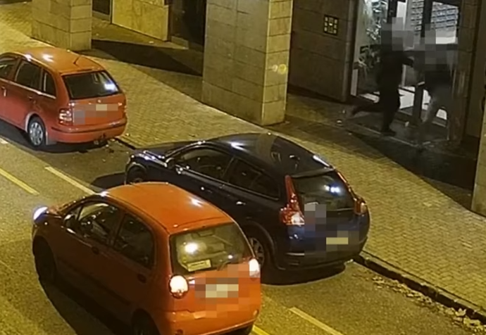 Szerelmi ügy miatt késes balhé volt a 13. kerületben egy  modern társasháznál, döbbenetes videót adtak közre a verekedésről