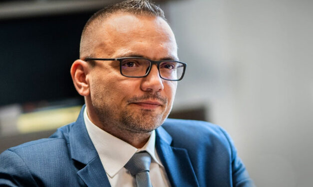 Két éve legyőzte a Fidesz kiskirályát, most az alpolgármestere feleségétől kapott ki a szigetszentmiklósi városvezető – mi állhat Nagy János bukása hátterében? Utánajártunk