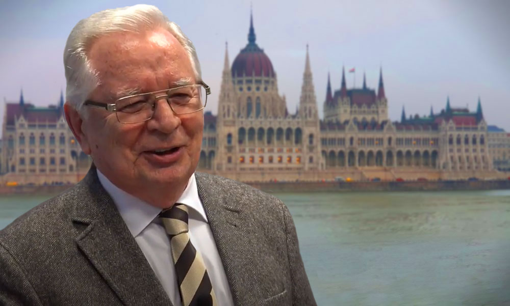 „Ez volt életem legszebb pillanata” – 88. szülinapját ünnepli Szűrös Mátyás, aki a Parlament ablakából kikiáltotta a köztársaságot