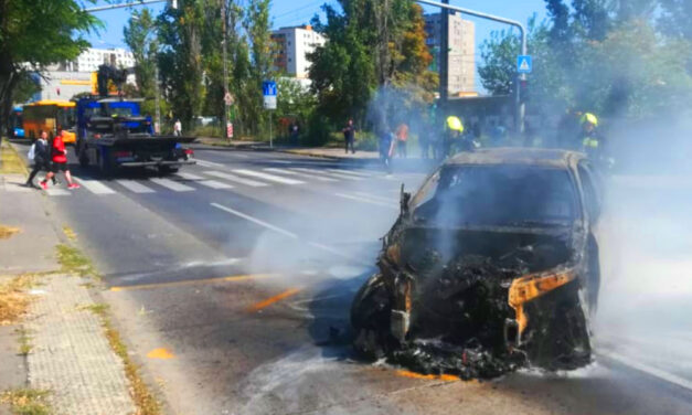 Elképesztő: Ismét kigyulladt az Auchan parkolóban korábban már kiégett BMW