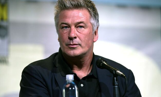 Tragédia a forgatáson, éles volt a kellékpisztoly: Alec Baldwin agyonlőtt egy operatőrt, ő volt az!