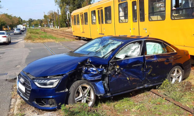 Hiába a szép Audi, ha a sofőr figyelmetlen és érkezik a villamos