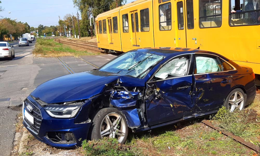 Hiába a szép Audi, ha a sofőr figyelmetlen és érkezik a villamos