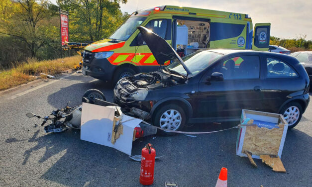 Motorost gázolt egy személyautó az M0-áson, az ételfutárnak több végtagja is eltörött