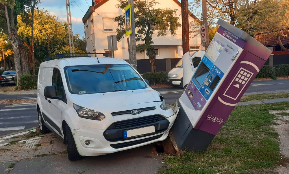 Gyökerestől kitépte a földből a BKK-jegyautomatát a Ford, nem volt más választása a sofőrnek