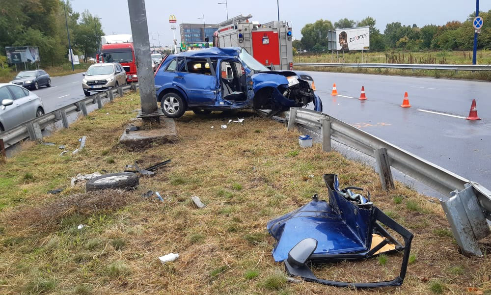 „Nagyon vérzett az asszony” – a levegőben megpördült és a korlátnak csapódott egy Ford a ferihegyi gyorsforgalmin