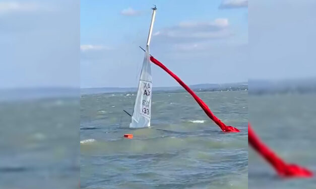 Elsüllyedt egy hajó a Balatonon, a vízimentők segítettek, közben elítéltek egy hajóskapitányt mert piált és zátonyra futott a hajója