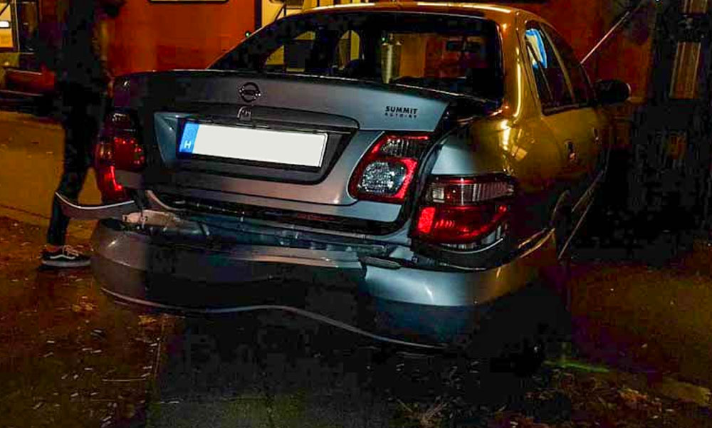 Rombolni kezdett a pánikba esett sofőr és a neki segíteni akaró fiatalok autóját is összetörte, de a villamos sem járt jól