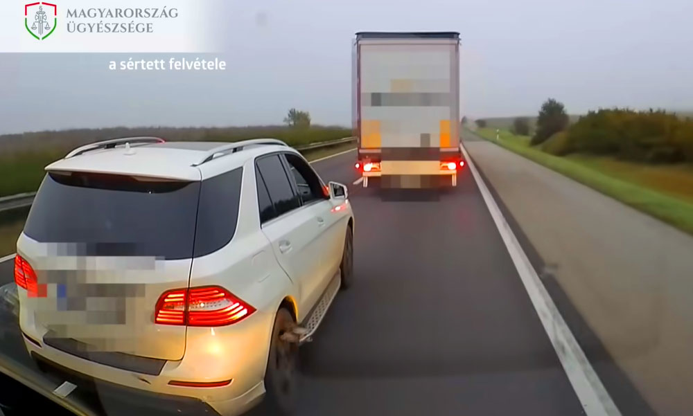 A TV2 korábbi műsorvezetőjéhez, Berki Krisztiánhoz hasonlóan büntetőfékezett a gazdag nő a fehér Mercedesével az M5-ön