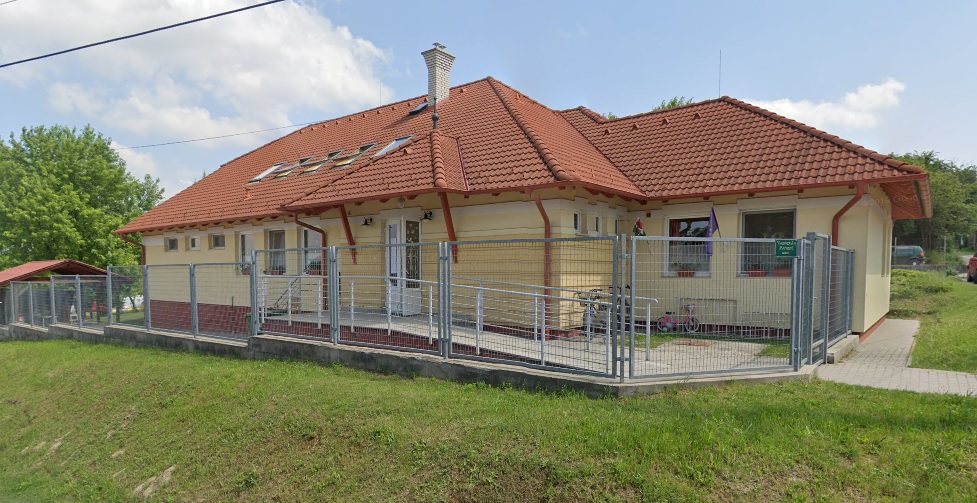 Sorra mondtak fel az óvónők és dajkák miután kirúgták a kollégájukat a dunaalmási oviból – A pedagógust gyerekbántalmazással vádolják, a szülők egy emberként háborodtak fel